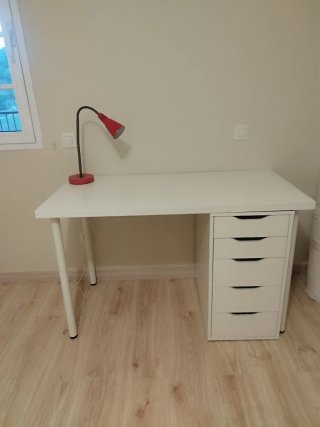 Escritorio blanco con cajonera