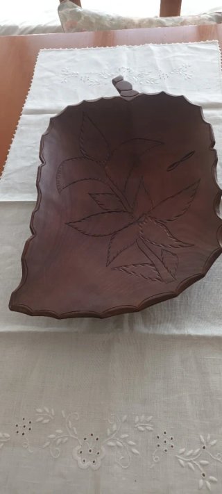 Tabuleiro em madeira com flor
