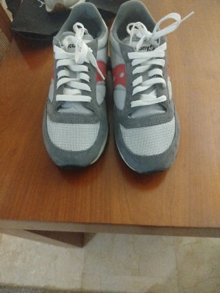 Zapatillas Saucony grises y rojas