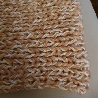 Cuello lana tejido a mano beige y blanco