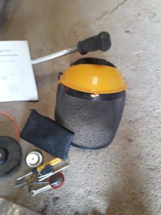 Desbrozadora con accesorios