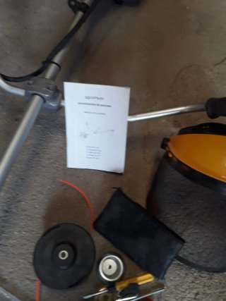 Desbrozadora con accesorios