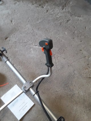 Desbrozadora con accesorios