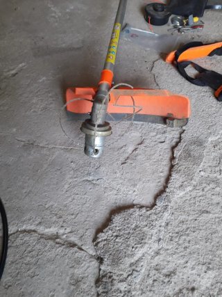 Desbrozadora con accesorios