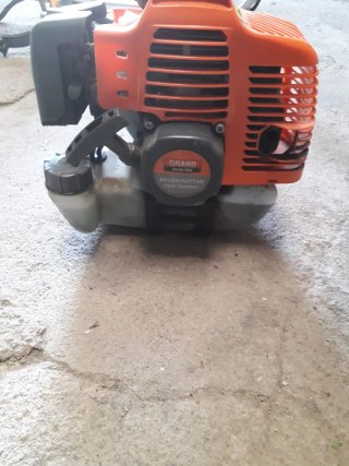 Desbrozadora con accesorios