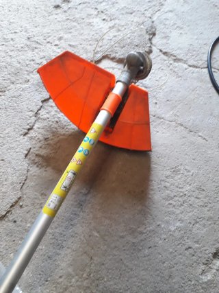 Desbrozadora con accesorios