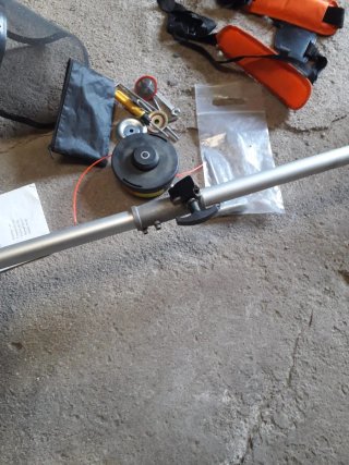 Desbrozadora con accesorios