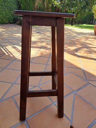Taburete de madera marrón