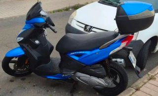 Moto Scooter Azul y Negra.