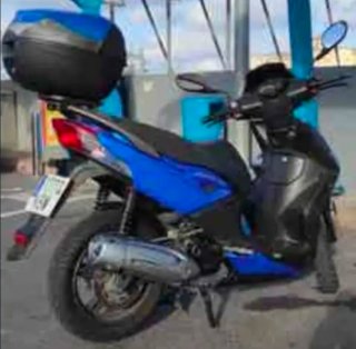 Moto Scooter Azul y Negra.