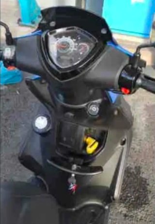 Moto Scooter Azul y Negra.
