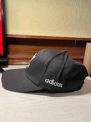 Gorra Adidas Negra ajustable deportiva o para vest