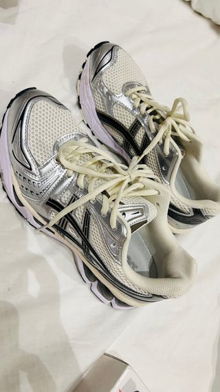 Zapatillas Asics plateadas y blancas Talla 42
