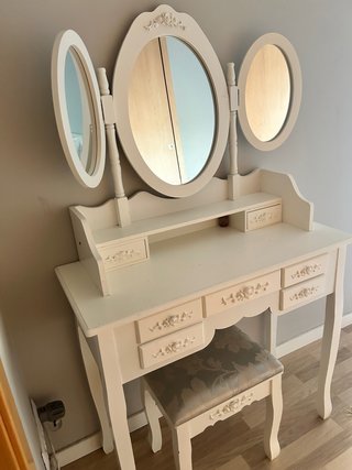 Toeletta per trucco con specchio triplo e sedia