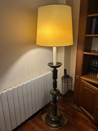 Lámpara de pie salón beige y dorada