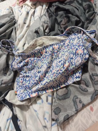 Top Hollister corto estampado multicolor Talla L