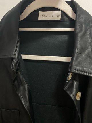 Chaqueta efecto piel Lefties negra