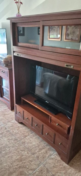 Mueble de salón madera y cristal