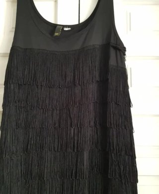 Vestido negro con flecos