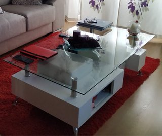 Mesita de cristal con dos taburetes incluidos