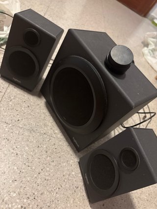 Altavoces Logitech Negros con subwoofer.