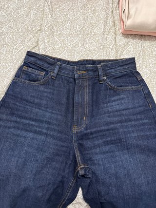 Pantalón vaquero azul oscuro.