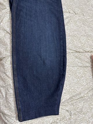 Pantalón vaquero azul oscuro.
