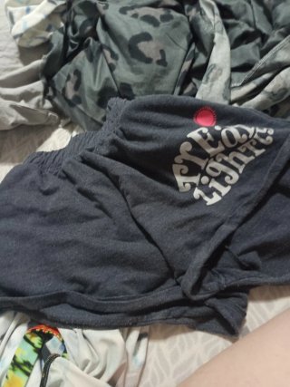 Pantalón corto gris oscuro con estampado