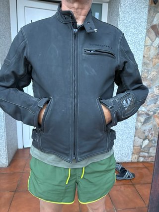 Chaqueta de moto negra con protecciones