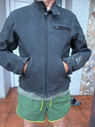 Chaqueta de moto negra con protecciones