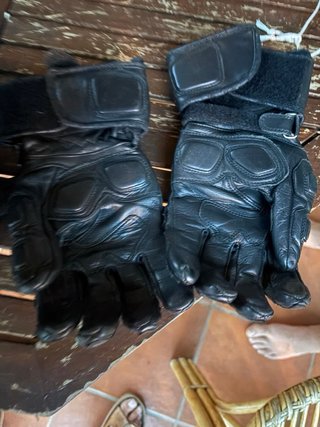 Chaqueta de moto negra con protecciones