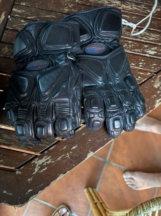 Chaqueta de moto negra con protecciones