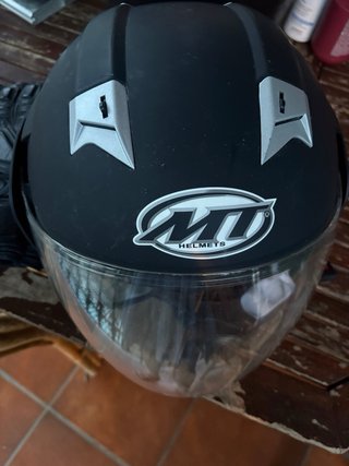 Chaqueta de moto negra con protecciones