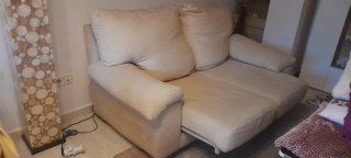 Sofá de tela beige