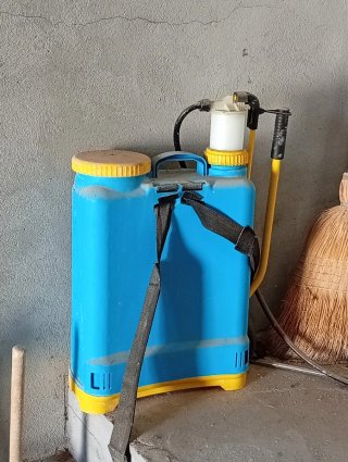 Mochila fumigadora azul y amarilla