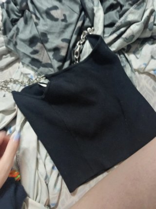 Top negro con tiras plateadas