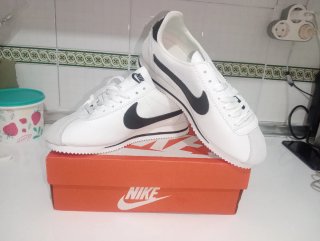Botines Clásicos Blancos y Negros