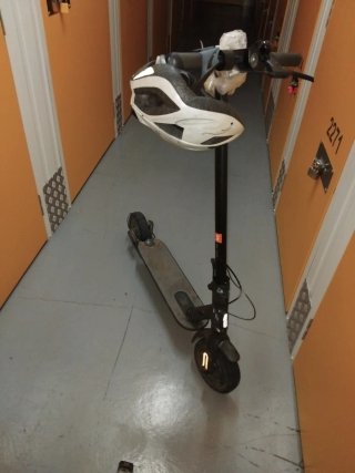 Patinete eléctrico con casco