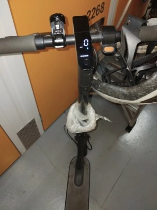 Patinete eléctrico con casco