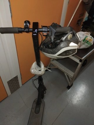 Patinete eléctrico con casco