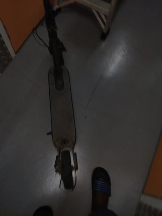 Patinete eléctrico con casco