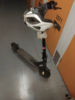 Patinete eléctrico con casco
