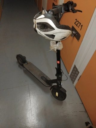 Patinete eléctrico con casco
