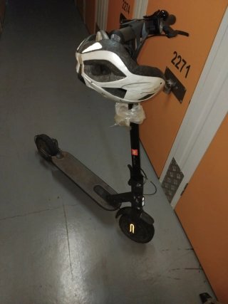 Patinete eléctrico con casco