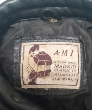 Cazadora moto de piel en buen estado. Marca AMI