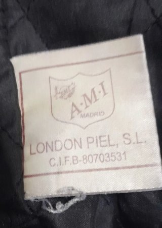 Cazadora moto de piel en buen estado. Marca AMI