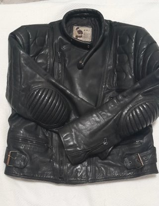 Cazadora moto de piel en buen estado. Marca AMI