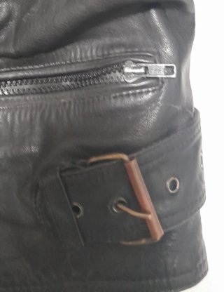 Cazadora moto de piel en buen estado. Marca AMI