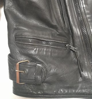 Cazadora moto de piel en buen estado. Marca AMI