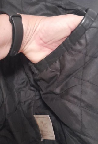 Cazadora moto de piel en buen estado. Marca AMI
